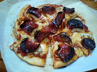 サラミとチーズのピザ.jpg